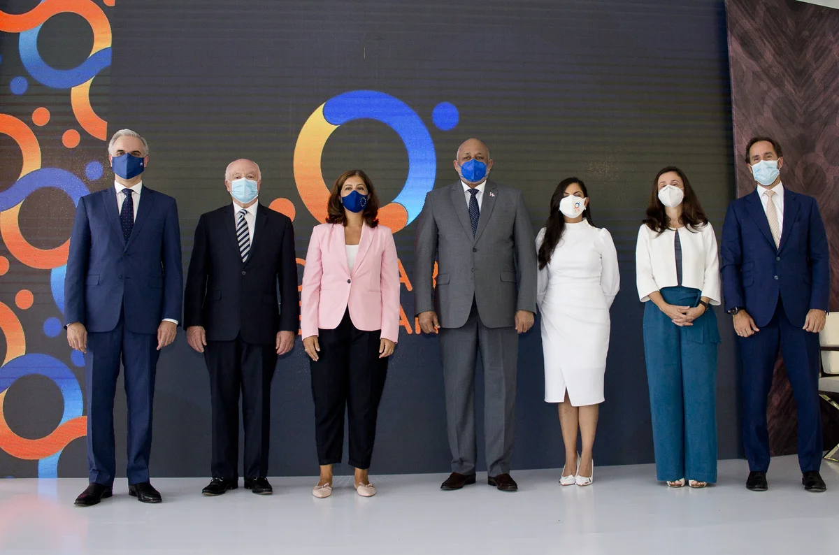 Grupo de estudiantes de técnico superior recién graduados, celebrando el logro de completar su formación profesional.